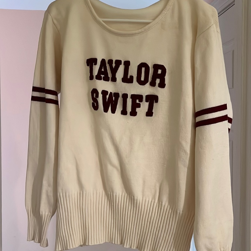 Official Taylor Swift Sweater. From Red Album. Size Medium.